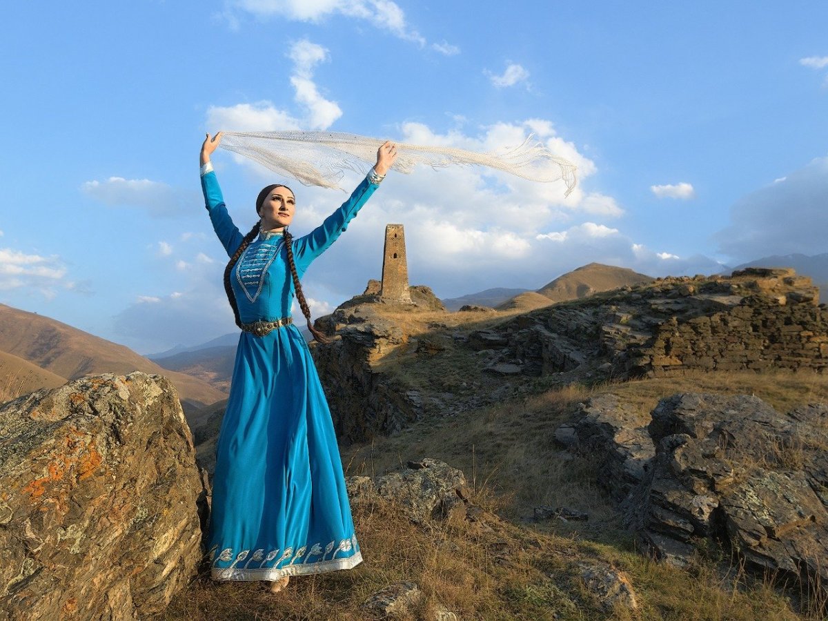 Кавказская пара со спины