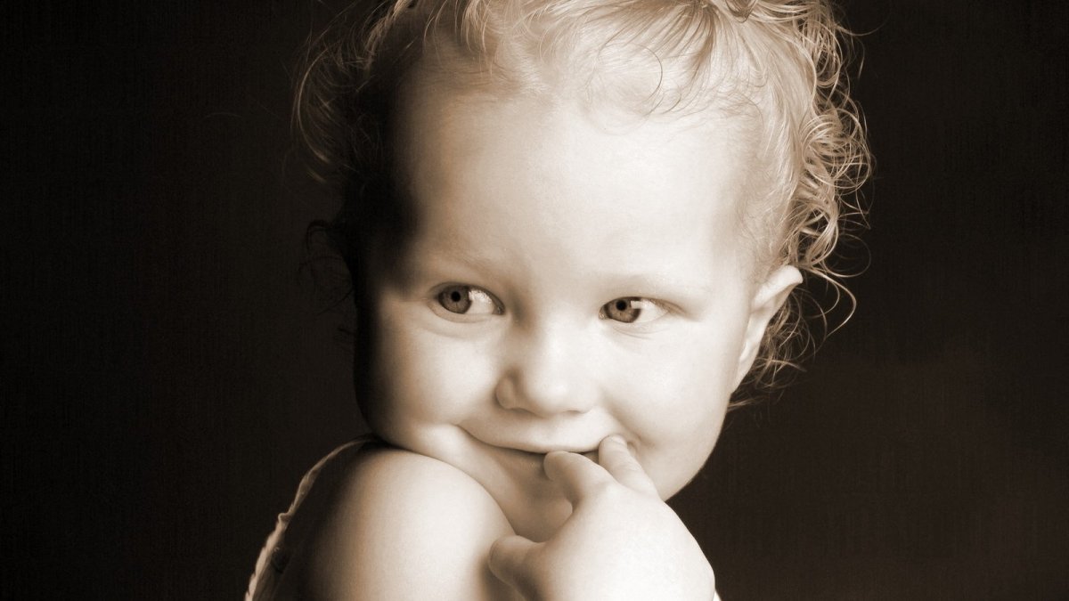 Девушка стесняется