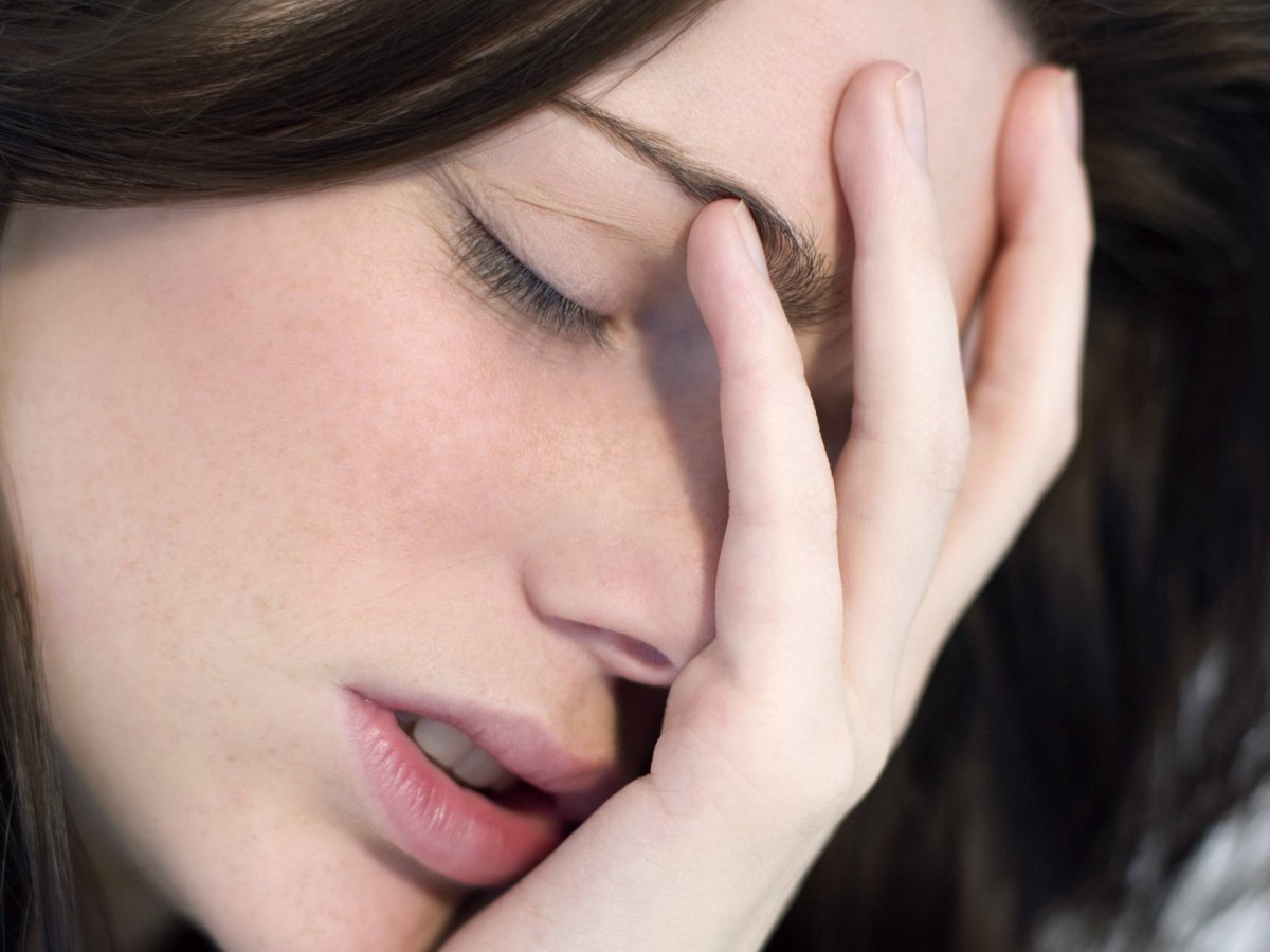 Смущенная девушка