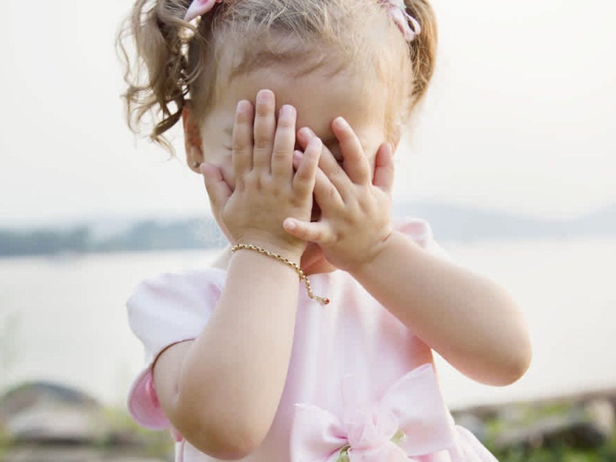 Смущенная девушка