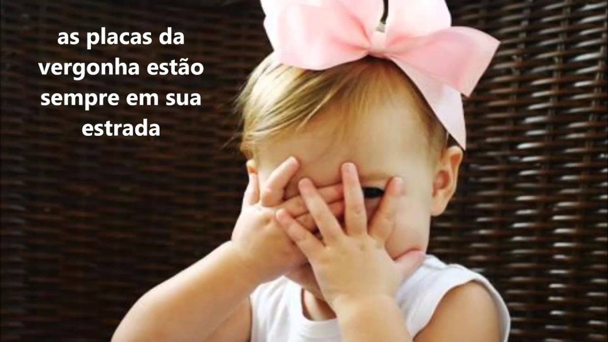 Девушка смущается