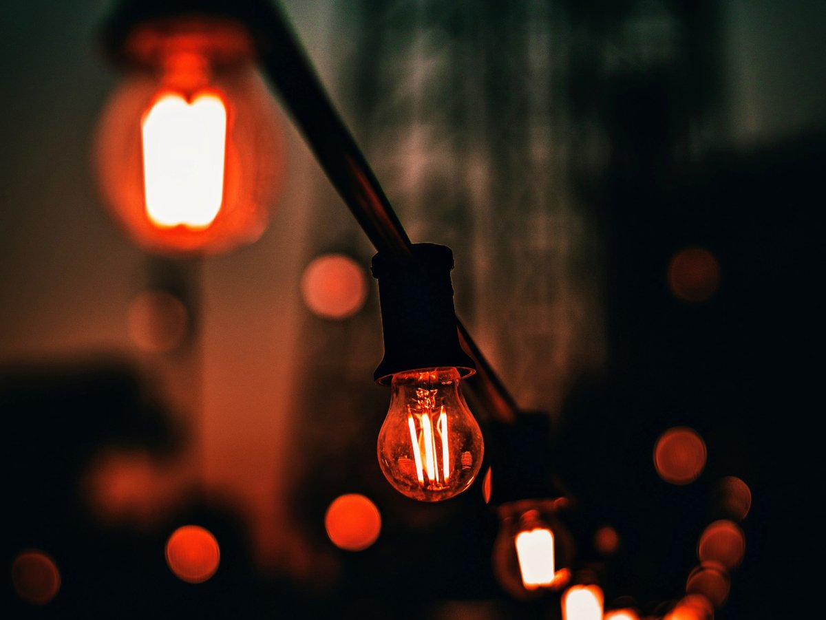 Лампочка идея стикер