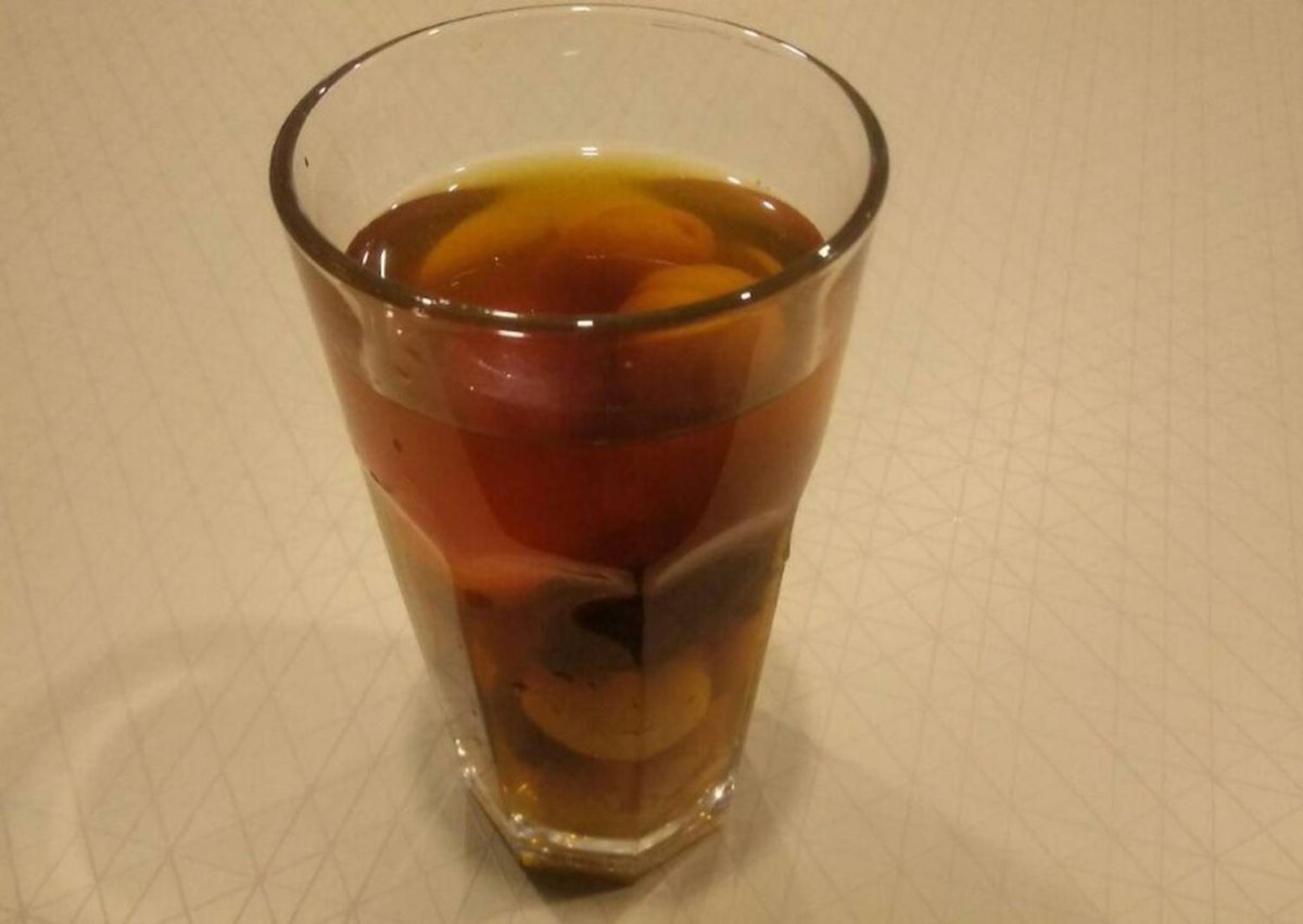 Компот из сухофруктов в стакане