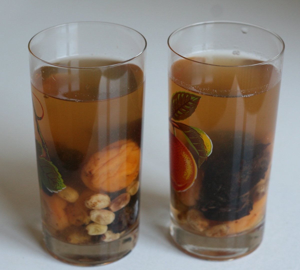 Компот из сухофруктов в стакане