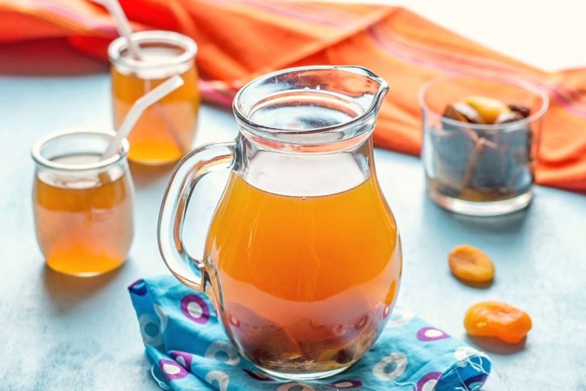 Компот из сухофруктов в графине