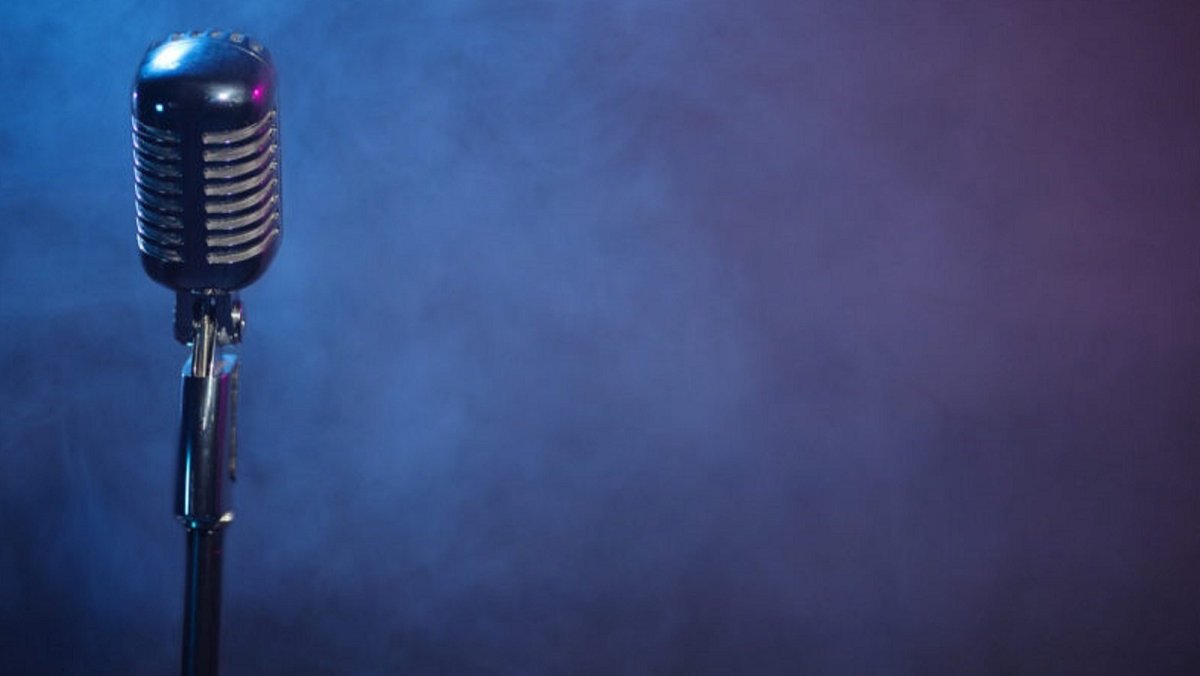 Микрофон на красивом фоне