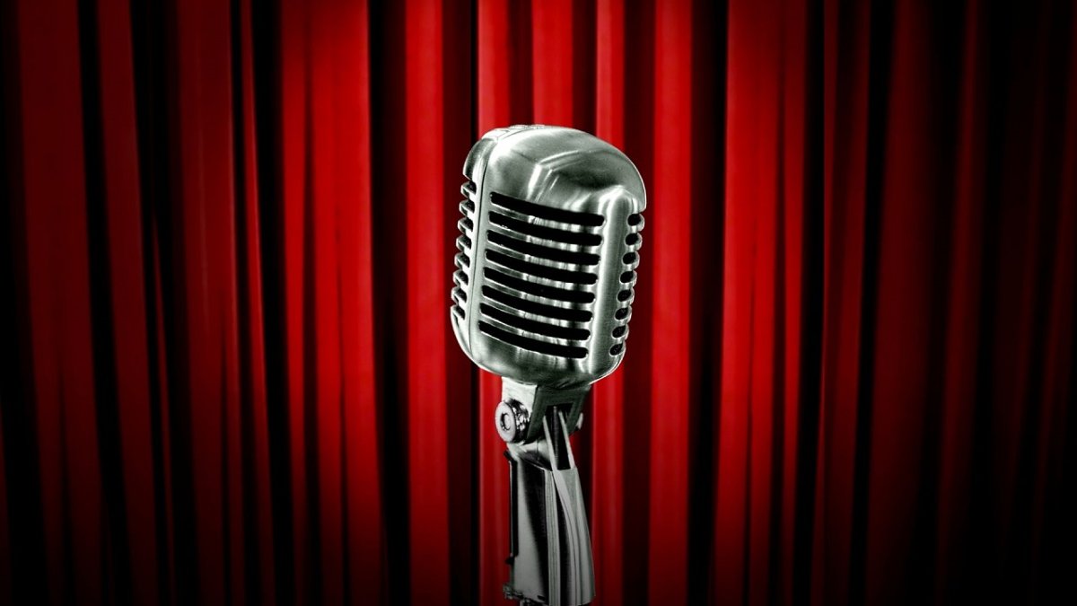 Микрофон на Красном фоне