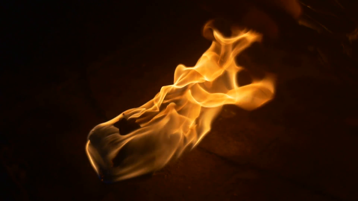 Факел на черном фоне