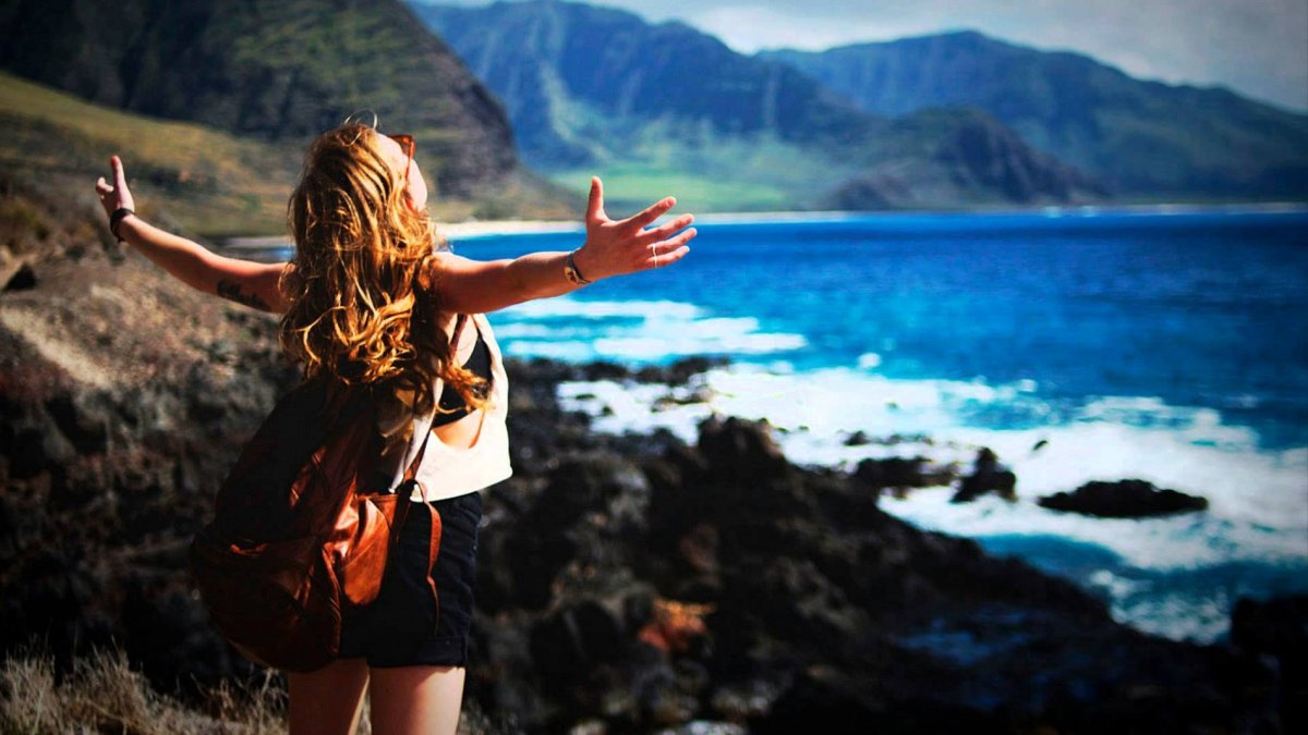 Девушка море горы