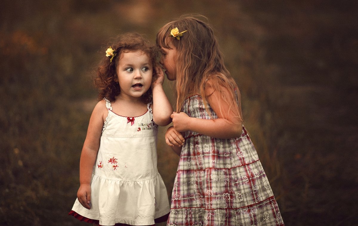 Дети две девочки