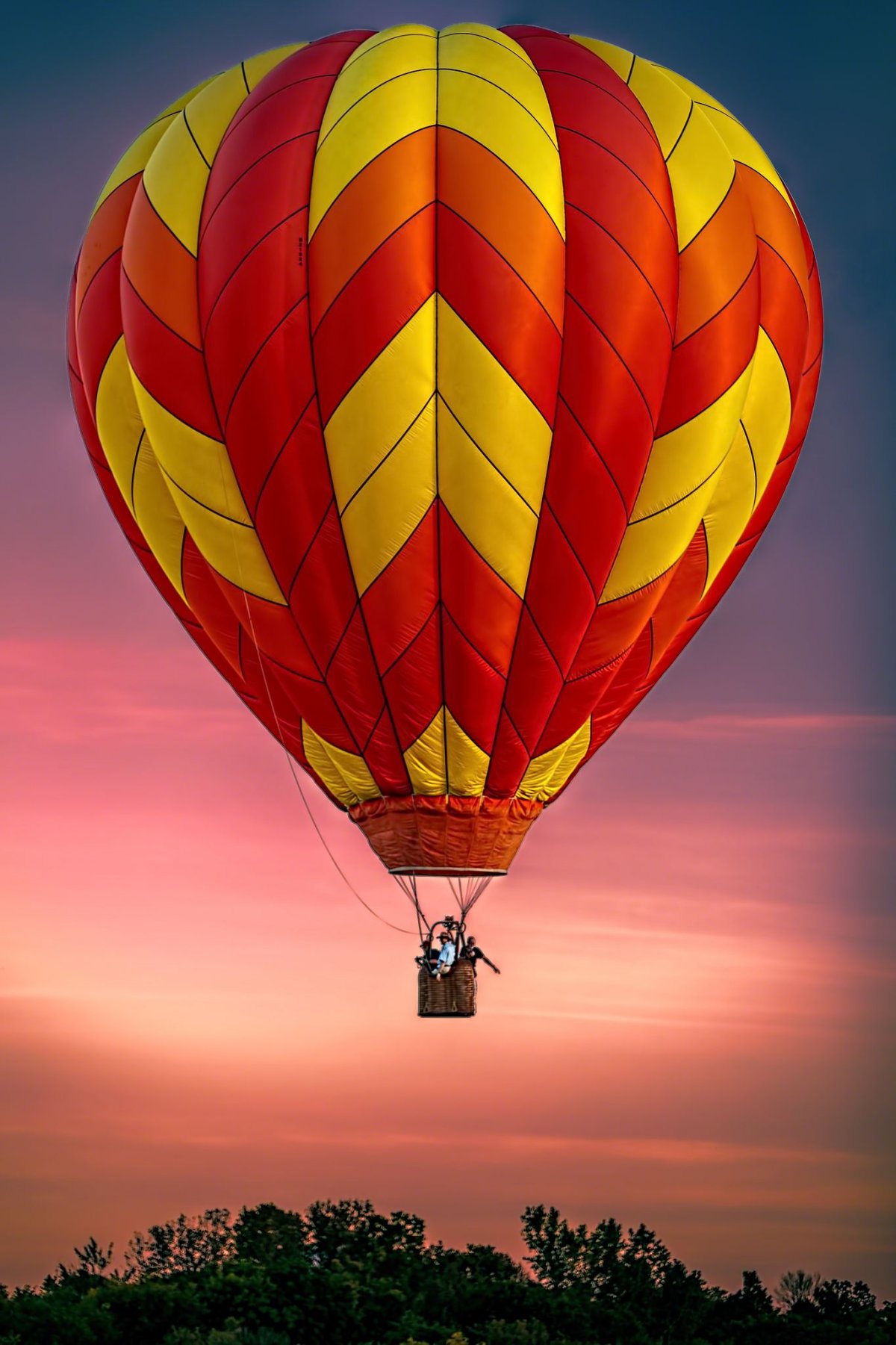 Воздушный шар с корзиной