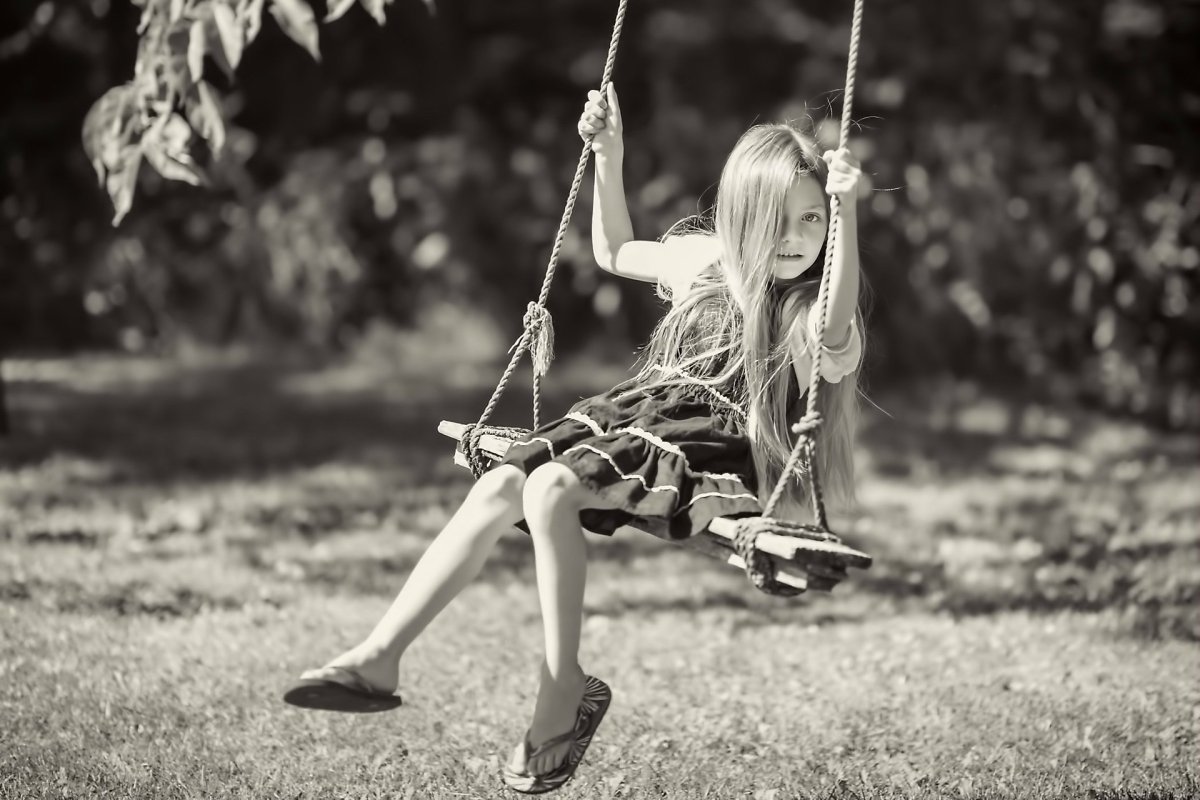 Брюнетка на качелях