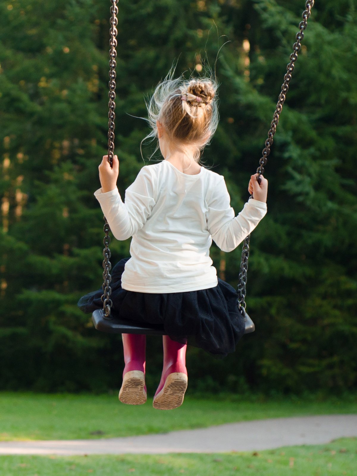 Девочка на качелях мультяшная