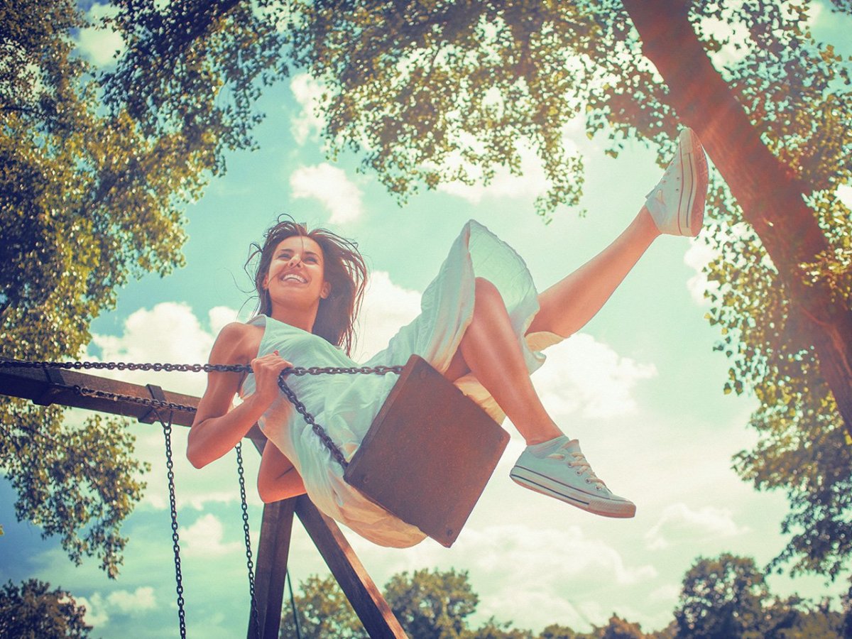 Девочка на качелях спиной