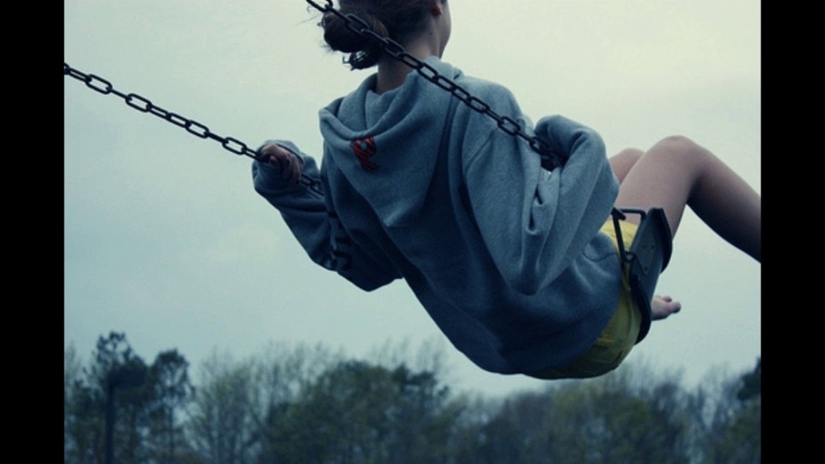 Девушка на качелях