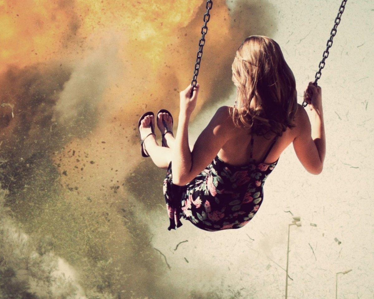 Девушка на качелях