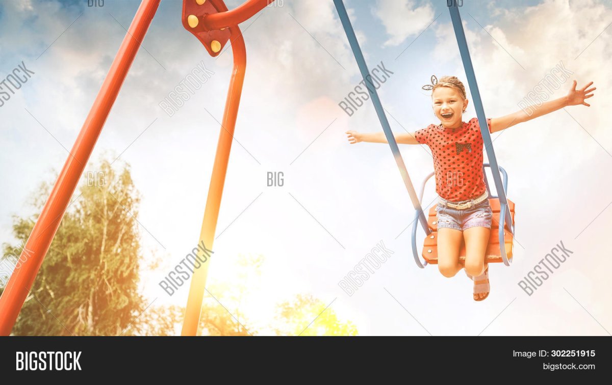 Девушка на качелях