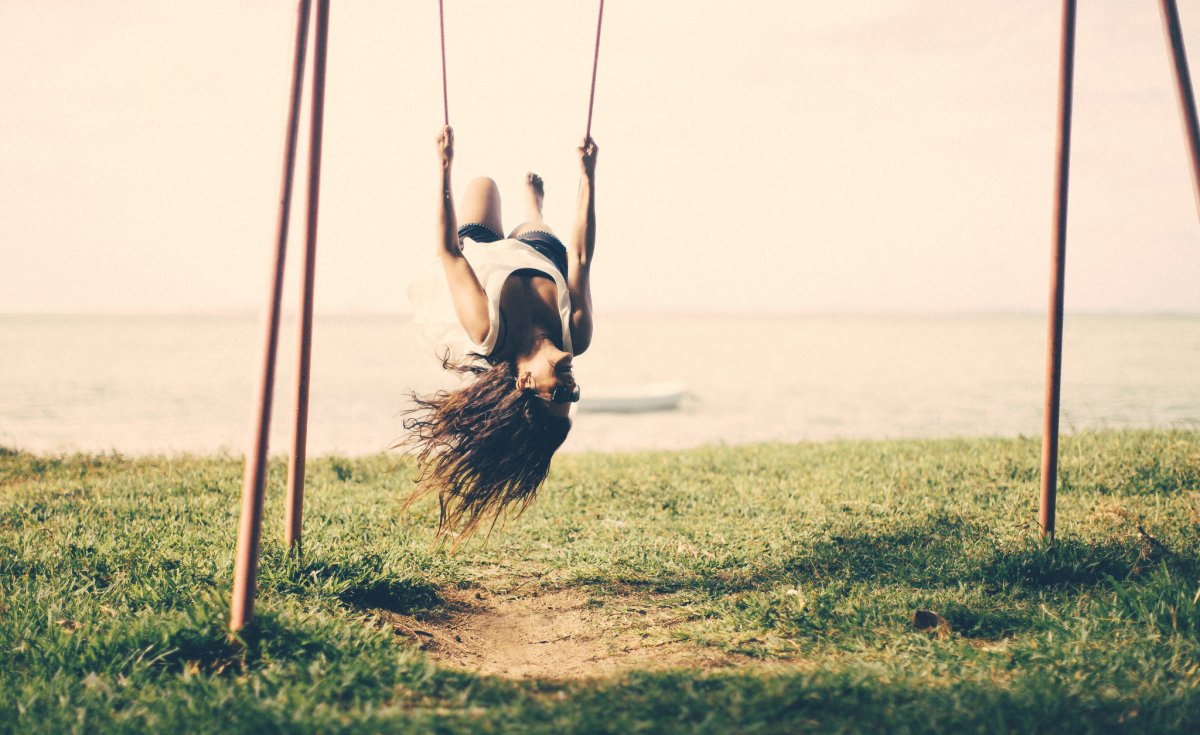 Две девочки на качелях