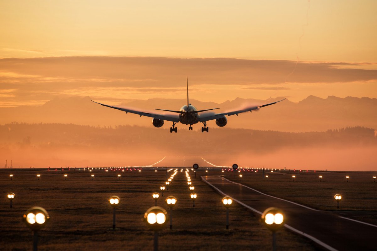 Самолёт на взлётной полосе на закате