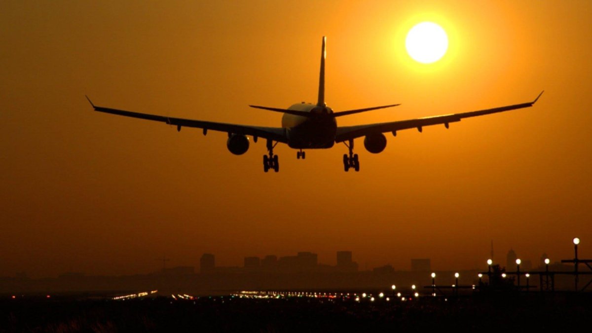 Самолет в небе закат