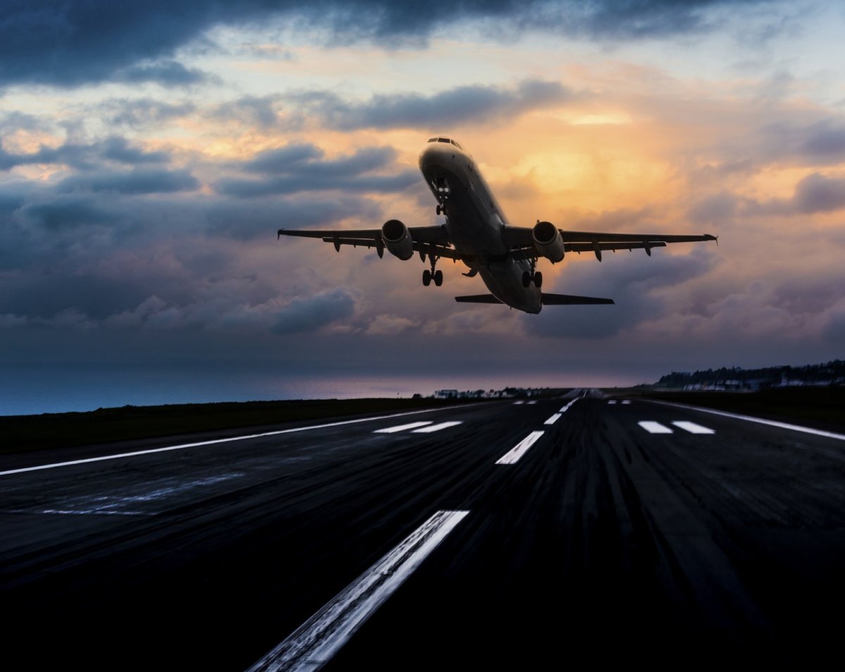 Взлет самолета пейзаж