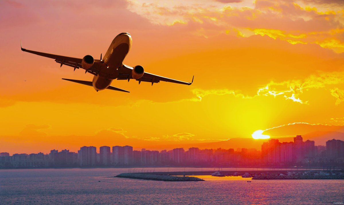 Самолет закат город