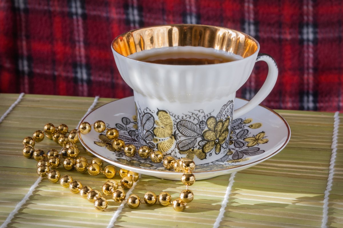Золотая чашка с чаем