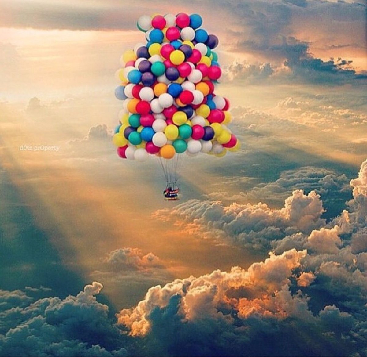 Воздушные шарики в небе