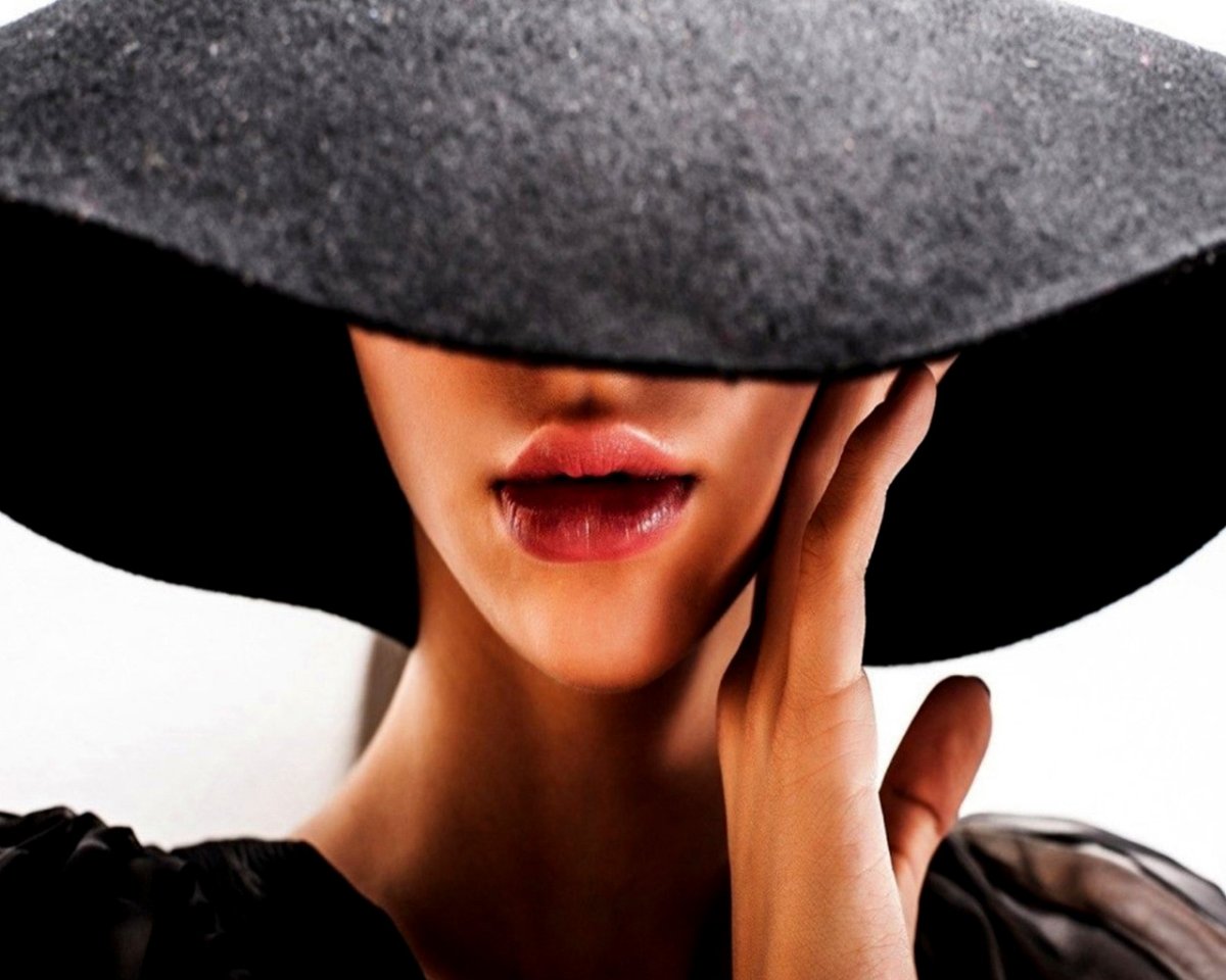 Девушка в пальто и шляпе