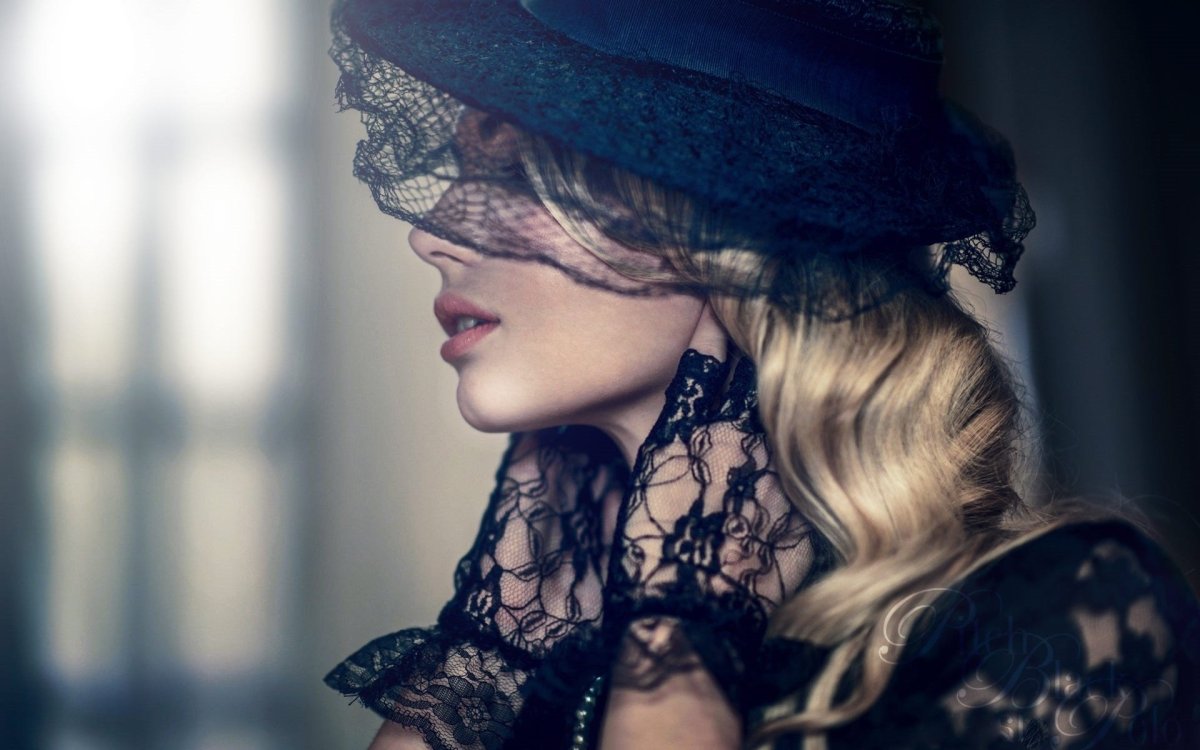 Красивая девушка в капюшоне