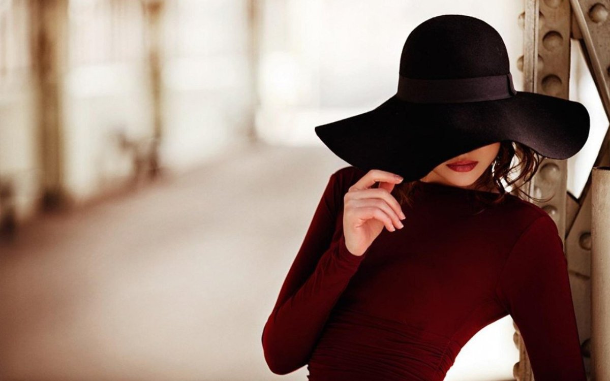 Девушка в шляпе