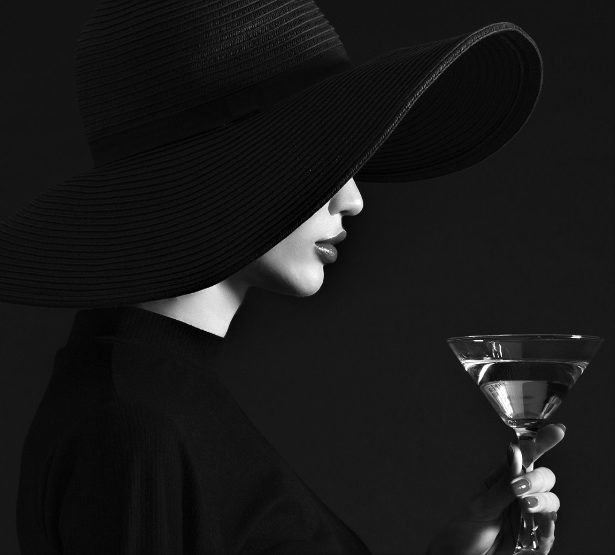 Девушка в черной шляпе