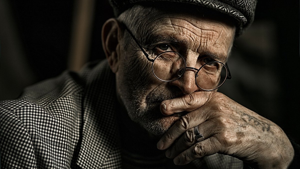 Задумчивый старик