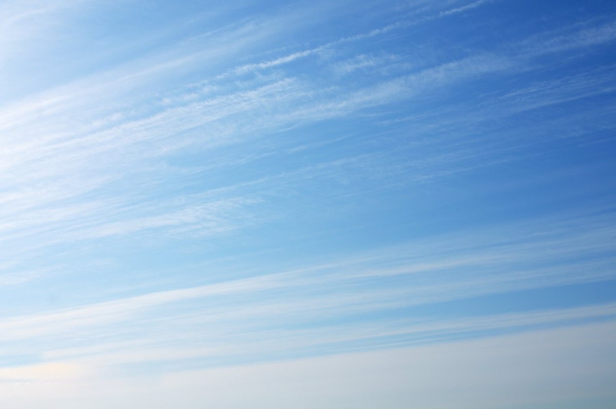 Пастельное голубое небо с облаками