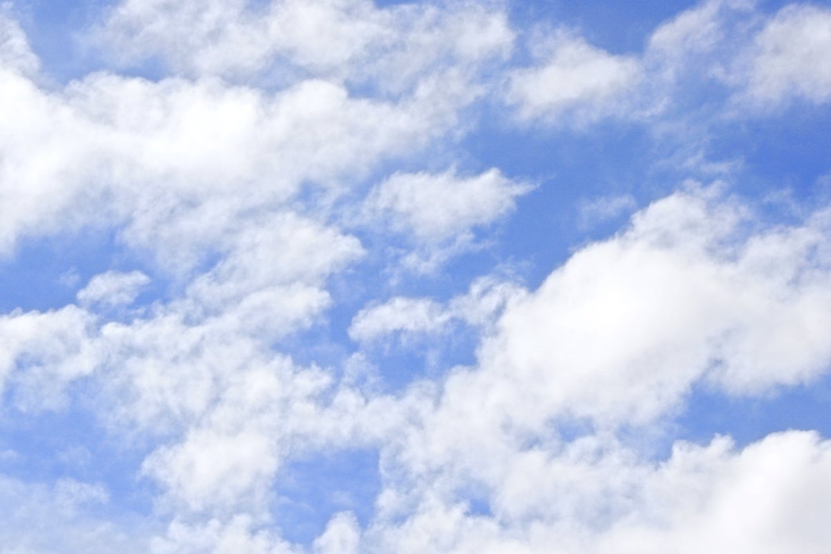 Нежное голубое небо с облаками