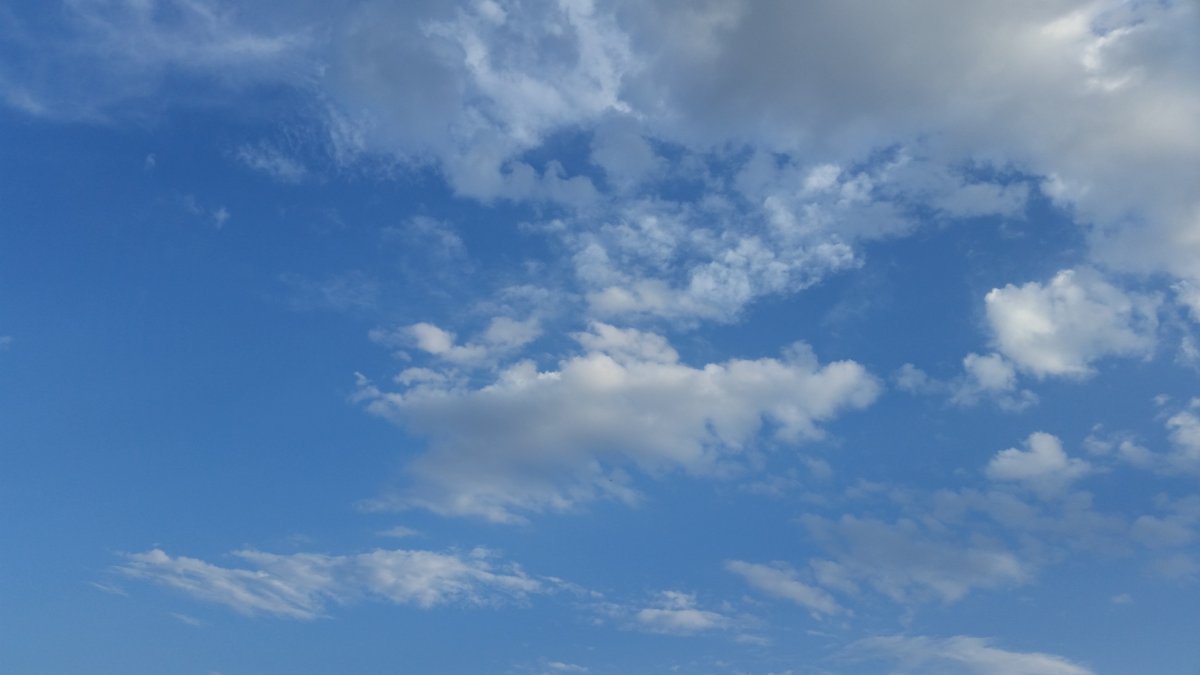 Голубое небо с легкими облаками