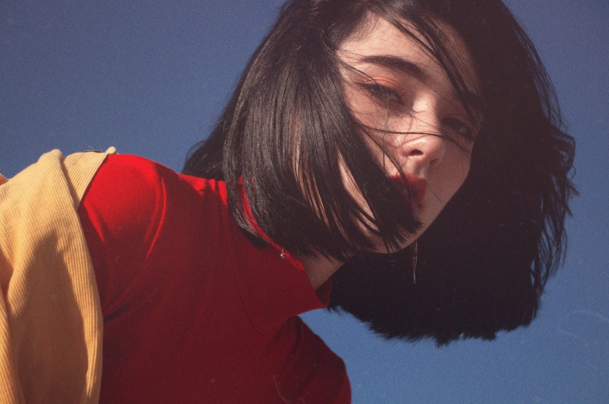 Блондинка с каре без лица