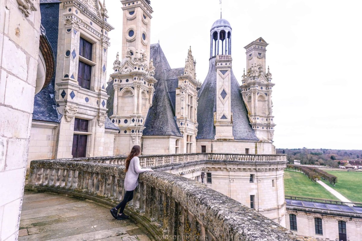 Огромный замок в Париже