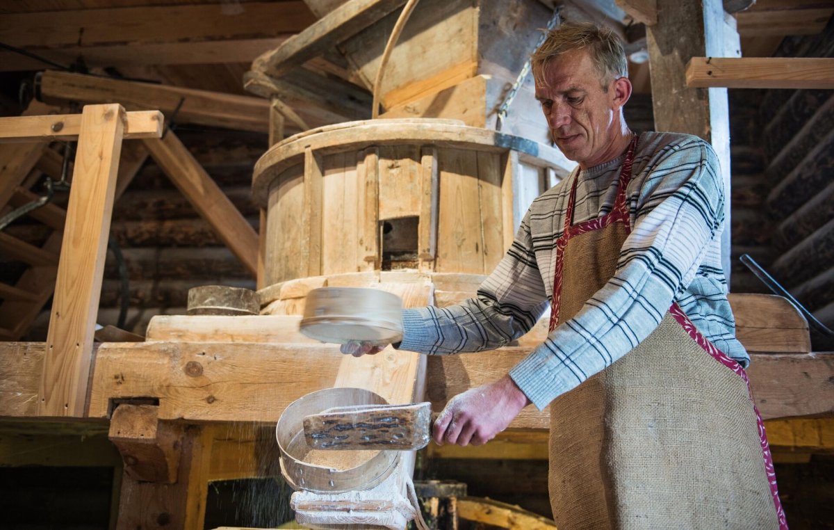 Мельница мелет муку