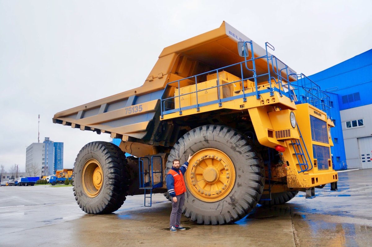 БЕЛАЗ-75710 И КАМАЗ