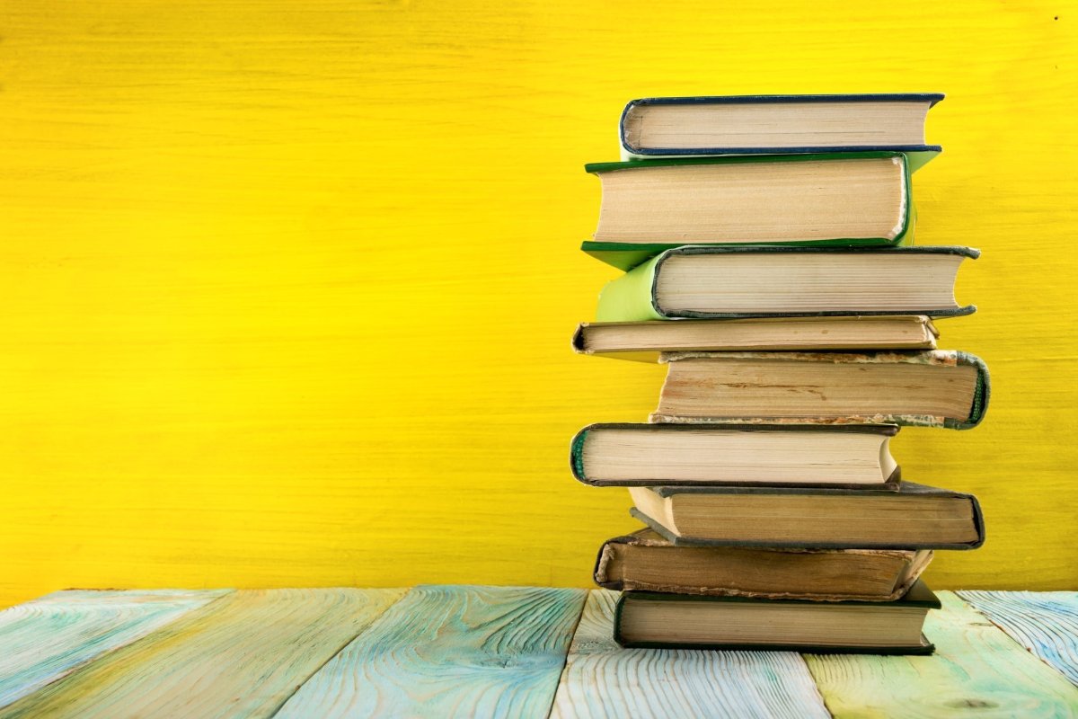 Книги на желтом фоне