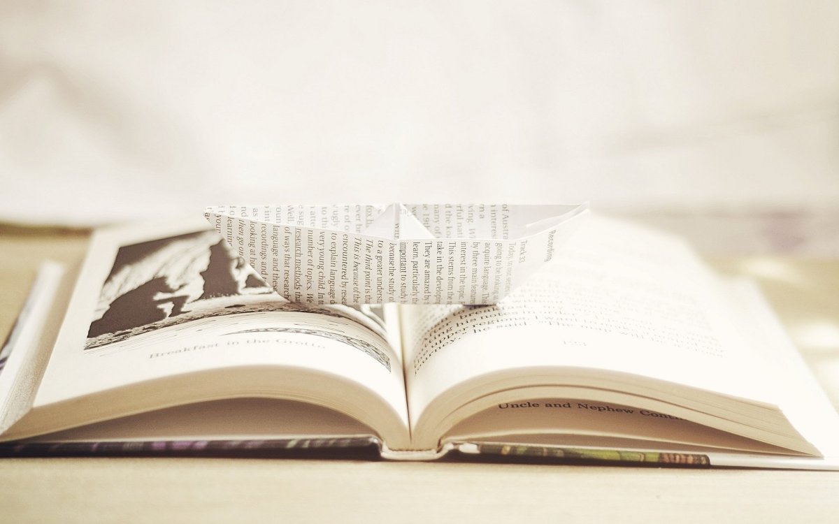 Книга с пером