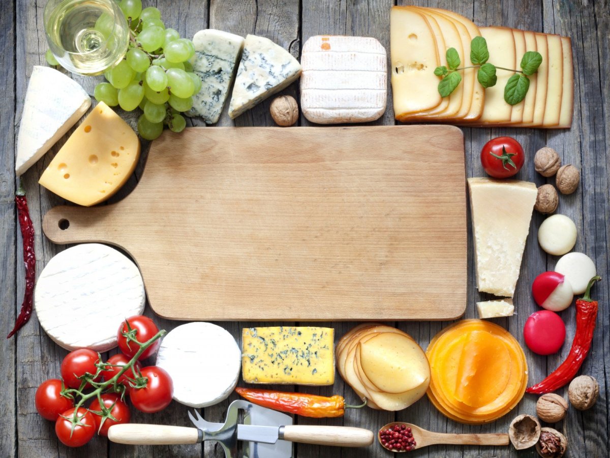 Продукты на деревянном столе