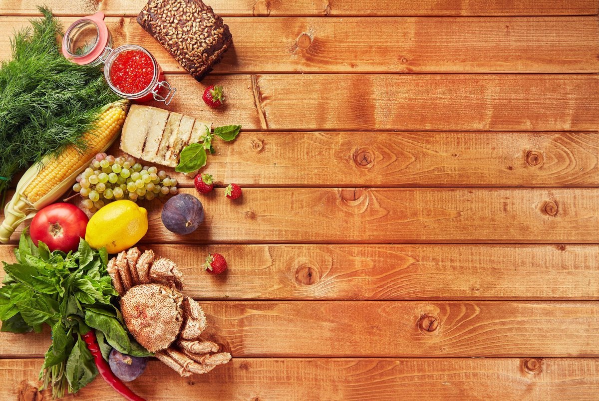 Фрукты и овощи на деревянном фоне