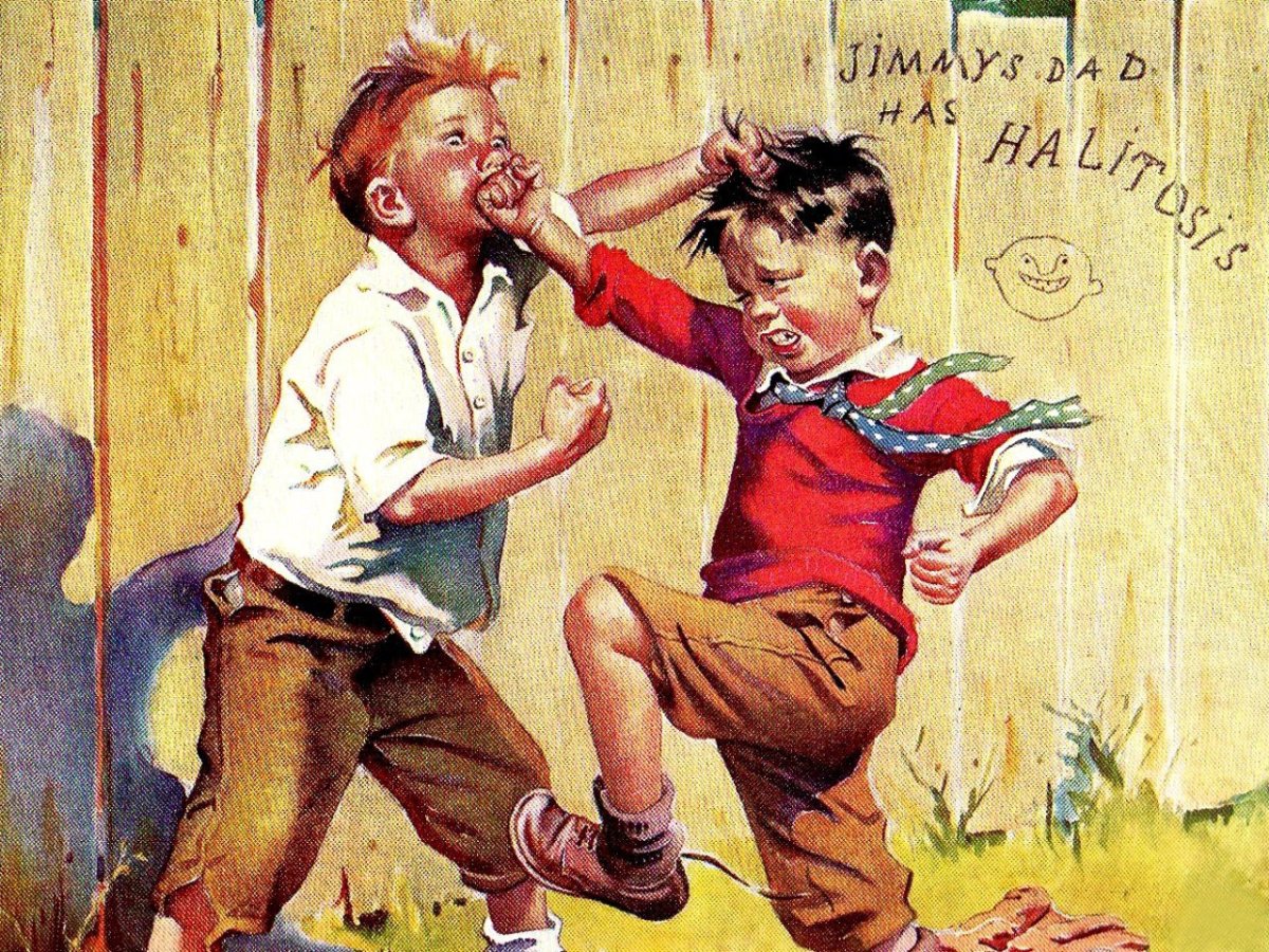 Ребенок шепчет на ухо