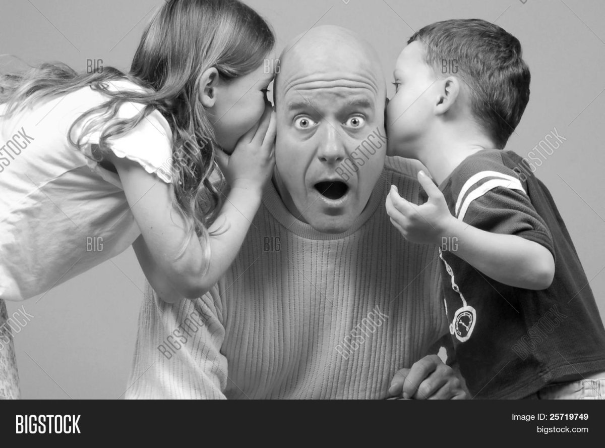 Шепчет на ухо собаке