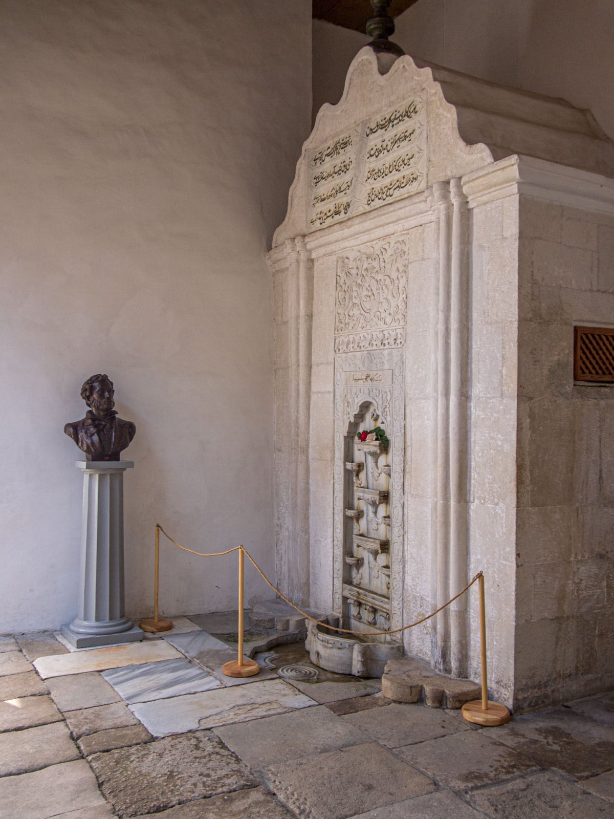 Фонтаны с надписями в Бахчисарае Ханском Дворце