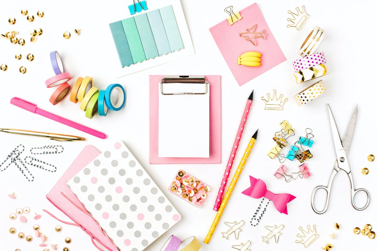 Школьные принадлежности на столе