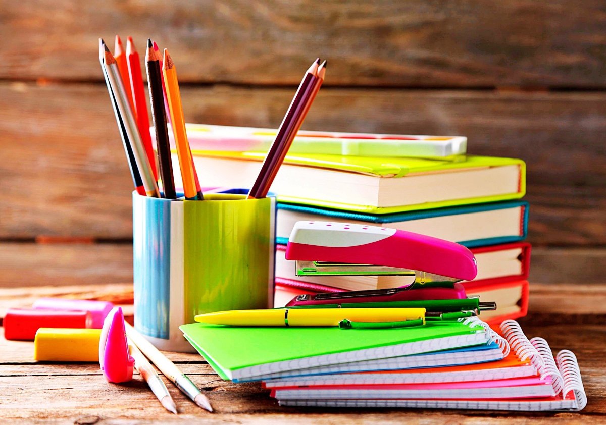 Канцелярия на белом фоне