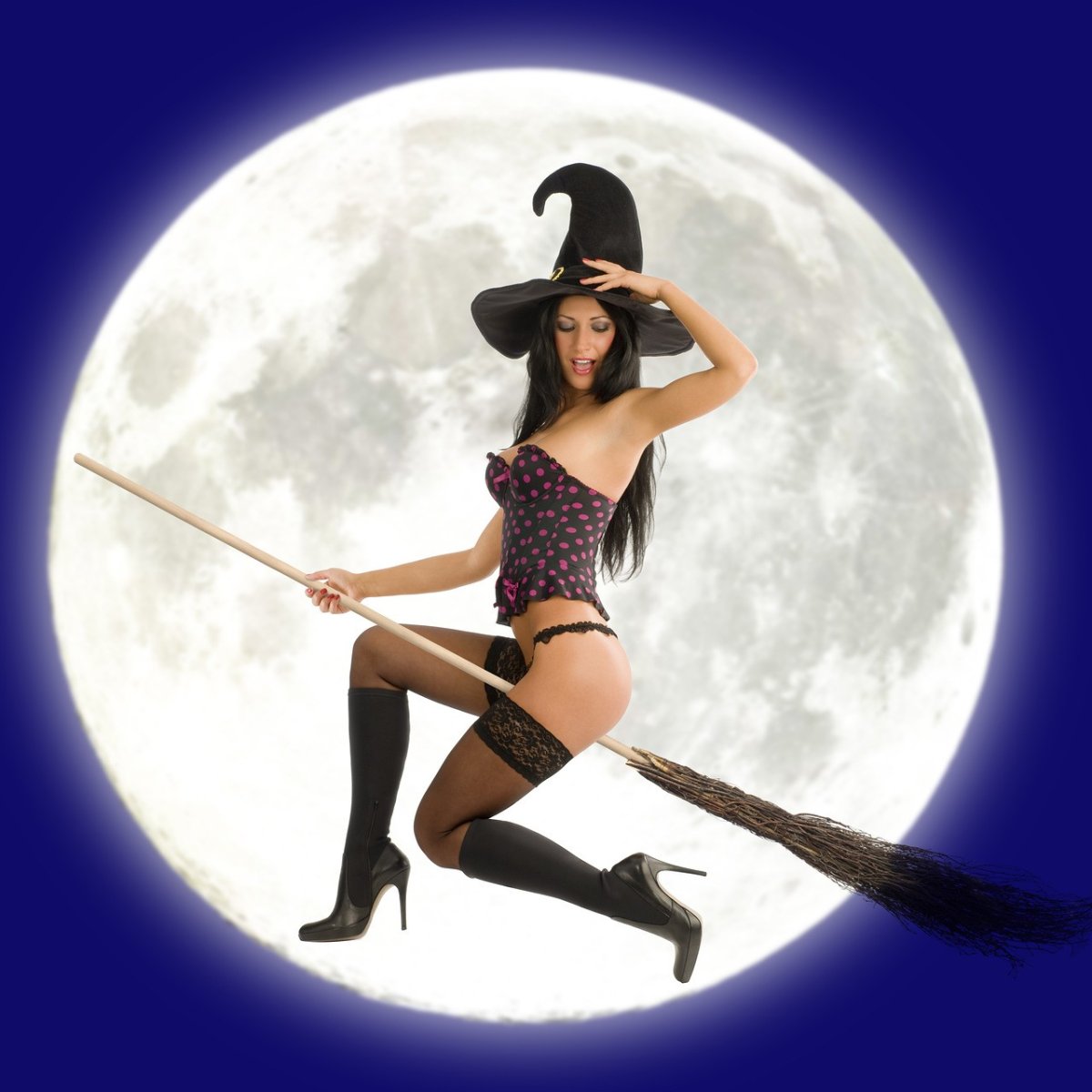 Веселая ведьма на метле